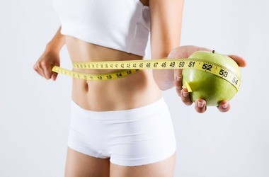 Dieta na płaski brzuch – jak powinna wyglądać? Wskazówki dietetyczne dla kobiet i mężczyzn
