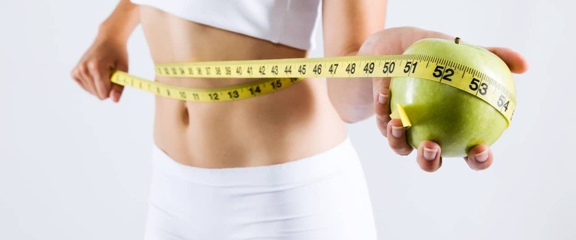 Dieta na płaski brzuch – jak powinna wyglądać? Wskazówki dietetyczne dla kobiet i mężczyzn