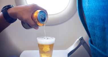 Nalewania piwa z puszki do szklanki podczas lotu