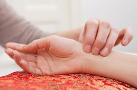 Sprawdzanie pulsu na dłoni. Tętno spoczynkowe, puls, tętno, prawidłowe tętno spoczynkowe.