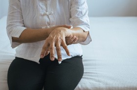 Drżenie rąk w chorobie Parkinsona