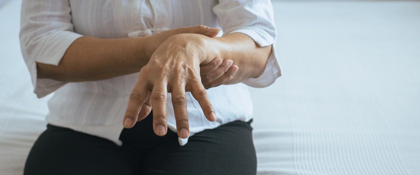 Drżenie rąk w chorobie Parkinsona