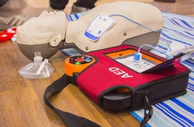 Automatyczny defibrylator zewnętrzny (AED) – jak działa? Sprawdź, w jaki sposób go używać
