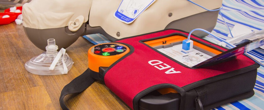 Automatyczny defibrylator zewnętrzny (AED) – jak działa? Sprawdź, w jaki sposób go używać