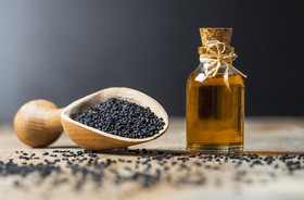 Olej z czarnuszki – na odporność, alergie, astmę, skórę. Poznaj właściwości i zastosowanie czarnuszki siewnej