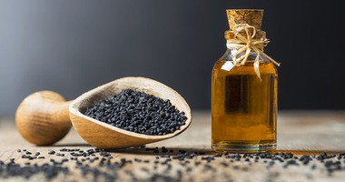 Olej z czarnuszki – na odporność, alergie, astmę, skórę. Poznaj właściwości i zastosowanie czarnuszki siewnej