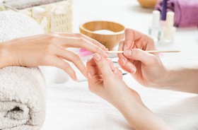 Twarde skórki przy paznokciach - jak je nawilżyć i usunąć?