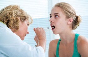 Bakteryjne zapalenie gardła – przyczyny, objawy, leczenie. Jakie bakterie wywołują zapalenie gardła?