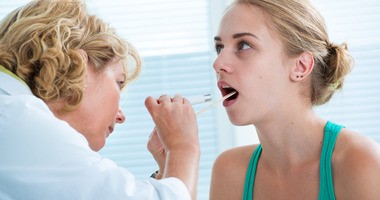Bakteryjne zapalenie gardła – przyczyny, objawy, leczenie. Jakie bakterie wywołują zapalenie gardła?