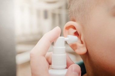 Spray do uszu – jak działa? Jak wybrać najlepszy preparat do czyszczenia uszu?