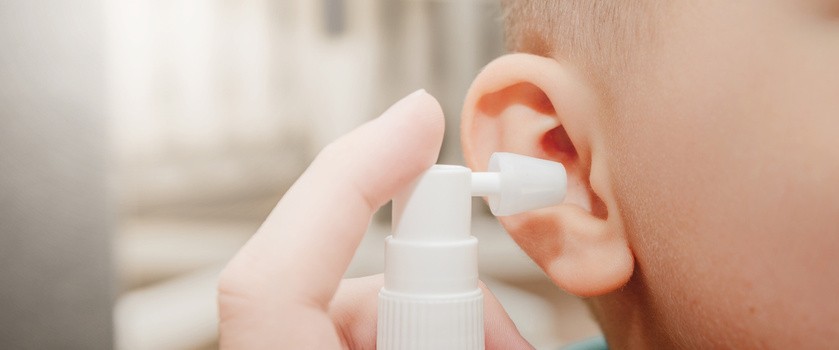 Spray do uszu – jak działa? Jak wybrać najlepszy preparat do czyszczenia uszu?