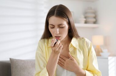 astma alergiczna, napad astmy alergicznej, kobieta z astmą używa inhalatora