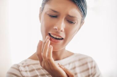 kobieta smaruje opryszczkę na ustach, opryszczka, co na opryszczkę