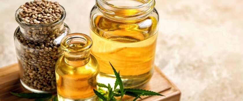 Buteleczki z nasionami i olejem z konopi. 