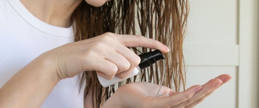 puszące się włosy, pielęgnacja puszących włosów, co pomoże na puszenie się włosów