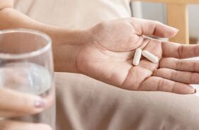 Lactobacillus rhamnosus, L. rhamnosus, probiotyki, probiotyk przy antybiotykoterapii, kobieta przyjmuje probiotyk z bakteriami L. rhamnosus