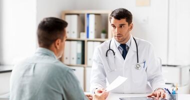 Mężczyzna u u lekarza. Badania kontrolne dla mężczyzn.