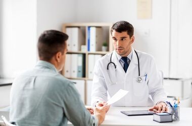 Mężczyzna u u lekarza. Badania kontrolne dla mężczyzn.