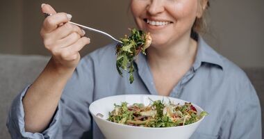 kobieta w okresie menopauzy je sałatkę, dieta w menopauzie, dieta przy menopauzie, dieta w okresie menopauzy