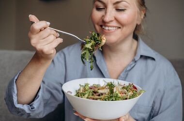 kobieta w okresie menopauzy je sałatkę, dieta w menopauzie, dieta przy menopauzie, dieta w okresie menopauzy