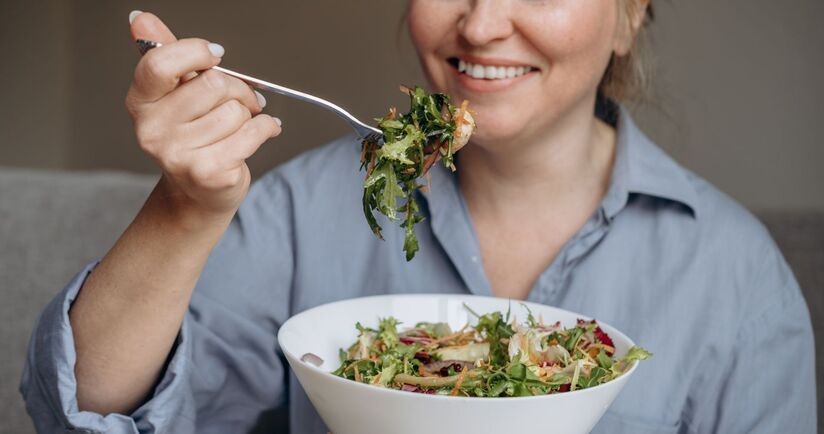 kobieta w okresie menopauzy je sałatkę, dieta w menopauzie, dieta przy menopauzie, dieta w okresie menopauzy