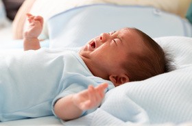 Płaczące niemowlę cierpiące na zaparcia
