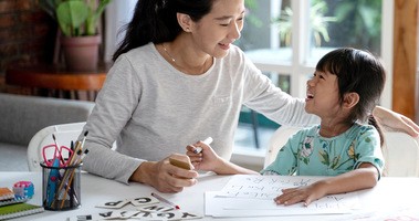 Matka z dzieckiem uczą się literek