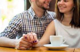 Para przy kawie. oznaki dobrego związku, dobry związek, jak stworzyć dobry związek