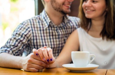 Para przy kawie. oznaki dobrego związku, dobry związek, jak stworzyć dobry związek