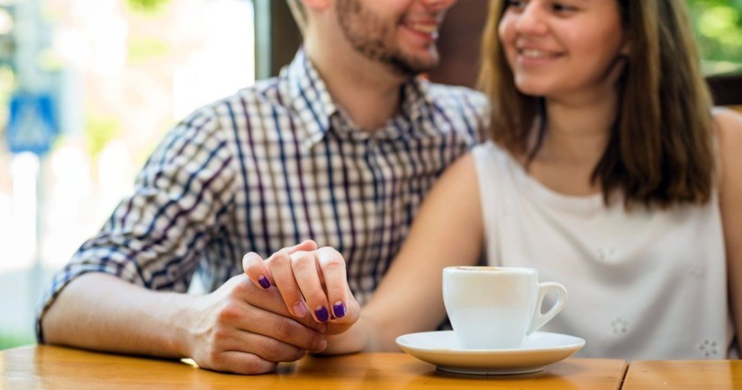 Para przy kawie. oznaki dobrego związku, dobry związek, jak stworzyć dobry związek