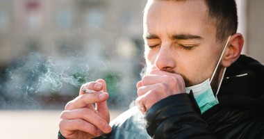Koronawirus a palenie papierosów – czy palacze są bardziej narażeni na zakażenie SARS-CoV-2?
