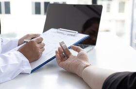 wybity palec, zwichnięcie palca, pacjentka z wybitym palcem u lekarza
