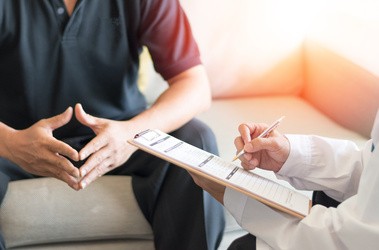 kłykciny kończyste, zakażenie HPV, mężczyzna z kłykcinami u lekarza, diagnostyka kłykcin i hpv