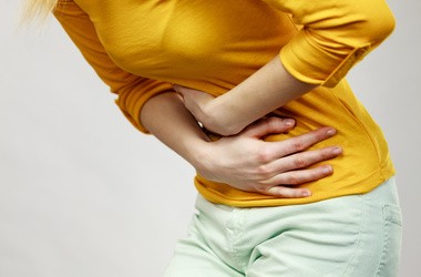 Ból brzucha po jedzeniu – skąd się bierze?