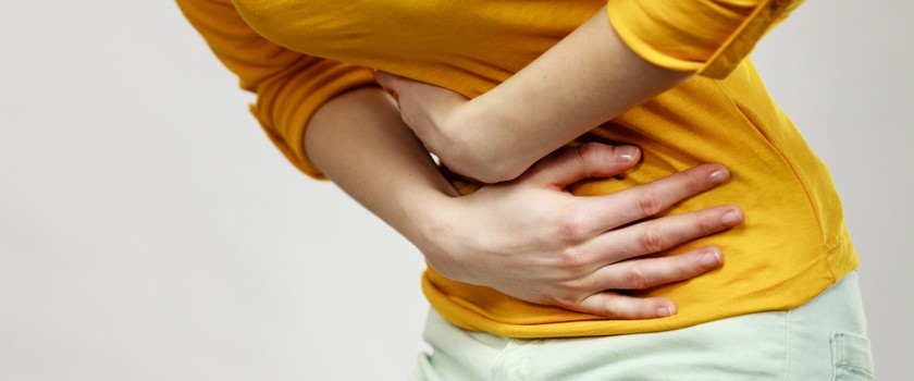 Ból brzucha po jedzeniu – skąd się bierze?