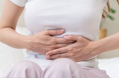 leki osłonowe na żołądek, jak ochronić żołądek podczas brania leków, kobieta z bólem żołądka, leki przeciwzapalne na żołądek