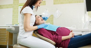 Ciąża a zęby. Jak ciąża wpływa na ich stan?