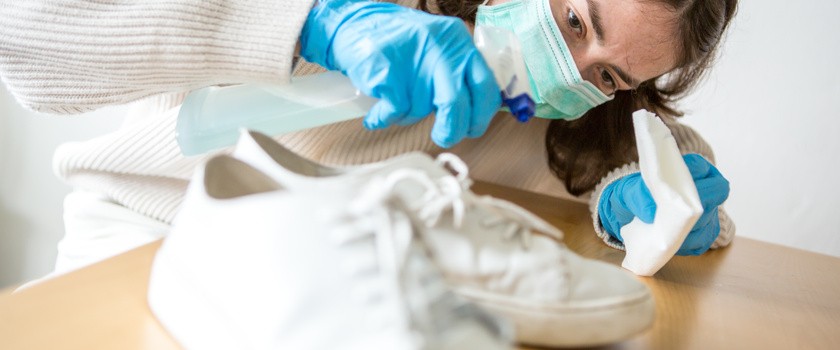 Koronawirus na butach i ubraniach – czy można zarazić się tą drogą?