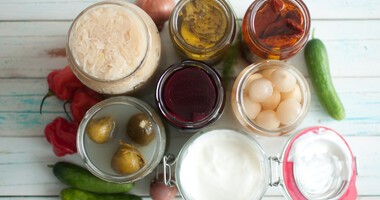 Naturalne probiotyki – właściwości i źródła. Jakie korzyści niesie ze sobą spożywanie produktów bogatych w probiotyki?