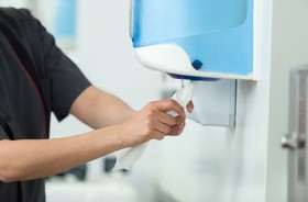 Właściwa higiena rąk, zwłaszcza na lotniskach, może zapobiec epidemiom