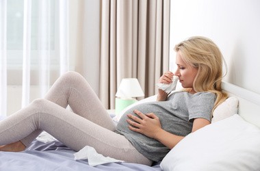 Przeziębienie w ciąży – jak je leczyć, aby nie zaszkodzić dziecku?