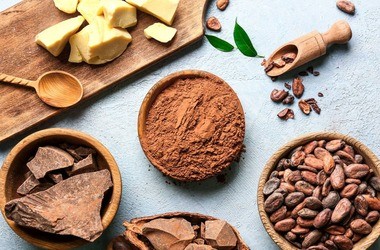 ziarna kakaowca i kakao w proszku