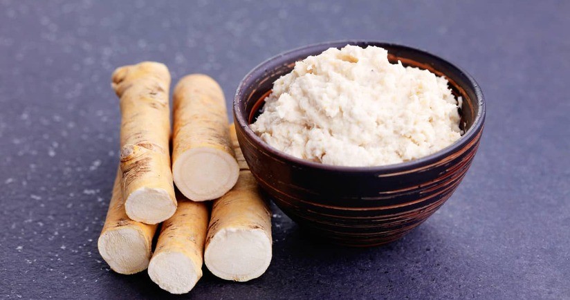 korzenie chrzanu i starty chrzan w miseczce, właściwości chrzanu, chrzan na co, witaminy w chrzanie, czy chrzan jest zdrowy