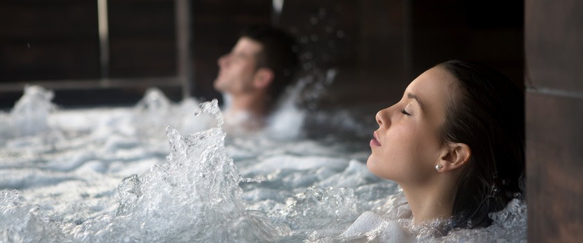 Kąpiel perełkowa – wskazania, przeciwwskazania, efekty lecznicze kąpieli z masażem