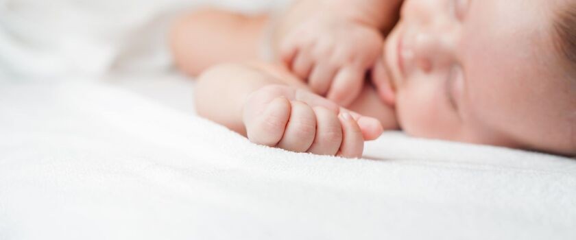 Otulanie dzieci do snu zwiększa ryzyko śmierci łóżeczkowej
