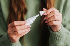 Kobieta trzymająca butelkę z kroplami do oczu, krople nawilżające do oczu, jak wybrać nawilżające krople do oczu