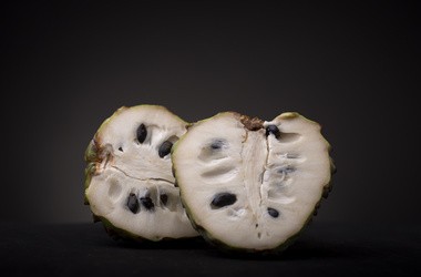 Graviola – właściwości, zastosowanie, przeciwwskazania. Czy warto ją stosować?