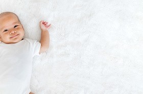 Ulewanie u noworodka i niemowlaka – kiedy powinno zaniepokoić?
