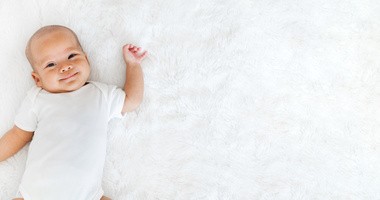 Ulewanie u noworodka i niemowlaka – kiedy powinno zaniepokoić?