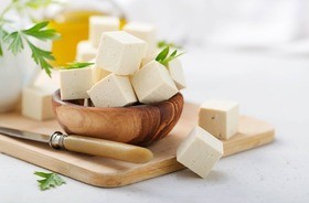 Tofu – wartości odżywcze i właściwości twarogu sojowego. Zdrowe przepisy z serem tofu